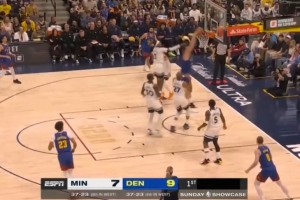 这么凶的嘛！卡梅隆·约翰逊击地妙传 约基奇掩护顺下双手暴扣！