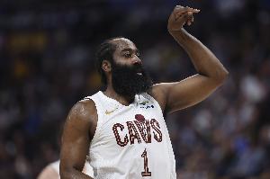 招牌动作！哈登弧顶持球单打 标志性撤步三分洞穿篮心