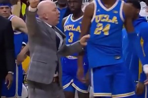 活久见UCLA球员凶狠犯规，被自家主帅驱逐出场！！